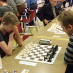 Thomas Beerdsen (links) begint aan zijn zevende en laatste partij tegen Richard Vedder.