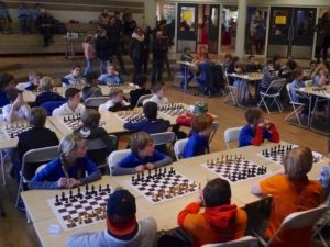 De voorronde van het schoolschaak 2017 in Epe levert een volle zaal met schakertjes en veel publieke belangstelling op. (foto Harry Logtenberg)