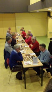 En hier spelen de kampioenen uit Apeldoorn (rechts) tegen de schakers van Meppel4 (de degradanten).