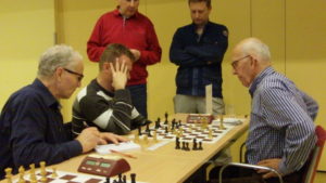 Jan Flierman van De Zeven Pionnen (rechts) speelt tegen Ronald Bieringa van VSG3 en is als een van de laatsten bezig. Uitslag 1 - 0 voor Jan.