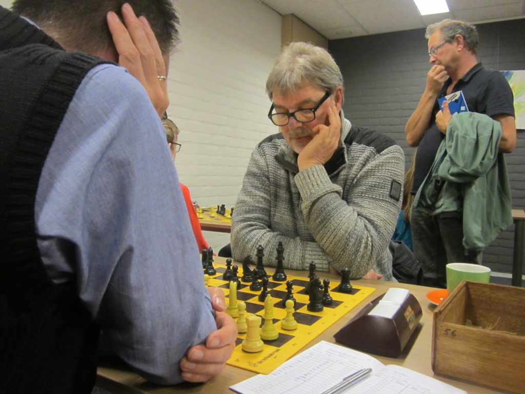 Andries Elskamp in actie tegen Hessel Hulleman, terwijl op de achtergrond Rogier den Uyl toekijkt. Anders speelde remise en mocht daarover bepaald niet klagen. (foto Karel van Delft)