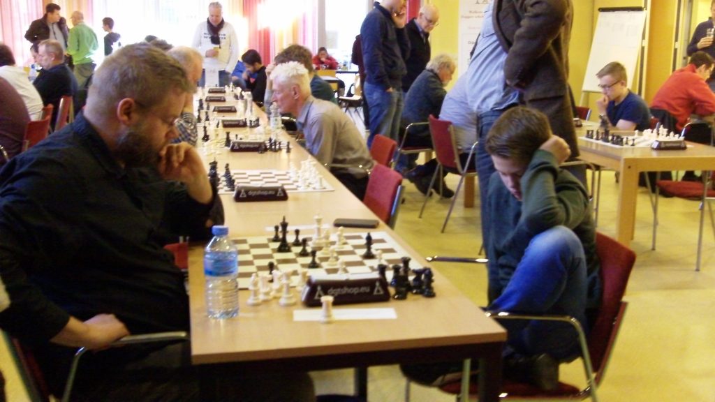 Tiggelaar uit Hasselt (rechts) in niet geheel typische schaakhouding, maar het is de laatste ronde en hij heeft de derde groep al gewonnen. 