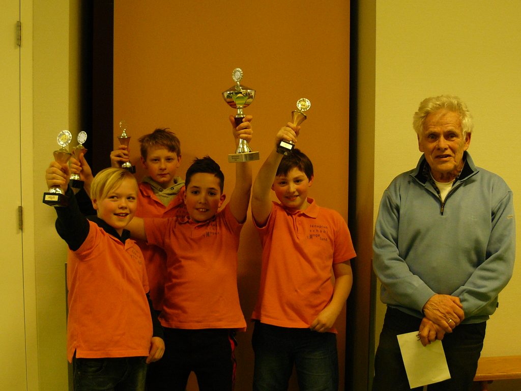 De spelers van jenaplanschool 't Hoge Land uit Epe heffen de bekers die ze uit handen van wedstrijdleider Helmig van der Vegt hebben ontvangen. (foto's Jan Flierman)