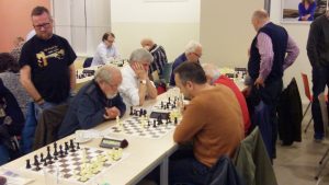 Henk Abels is echter met eveneens 7 uit 7 officieel topscorer in de klasse 2C geworden. Naast Henk zit Hans de Goede en daarachter schaakt Dirk van der Maarel. Rein Schuring kijkt toe.