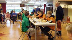 De Gildeschool (links in de groene tenues wint het onderlinge duel tegen de schakers van 't Hoge Land. (foto's Andries Elskamp)