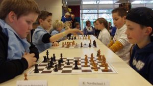 De Van der Hulstschool (links) in actie tegen de K. Norelschool. De K. Norelschool eindigt uiteindelijk als tweede bij het schoolschaaktoernooi 2019.