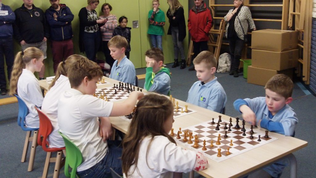 De W.G. van der Hulstschool eindigt als tweede tijdens het schoolschaak voor basisscholen in 2020. Rechts is de school in actie tegen de jongens en voorals de meisjes van de K. Norelschool.