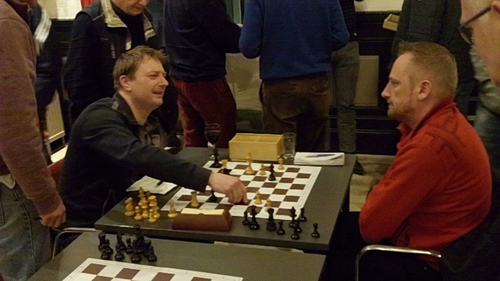 Harry Logtenberg (links) wint als laatste een spannende partij tegen G. van Heuvelen.