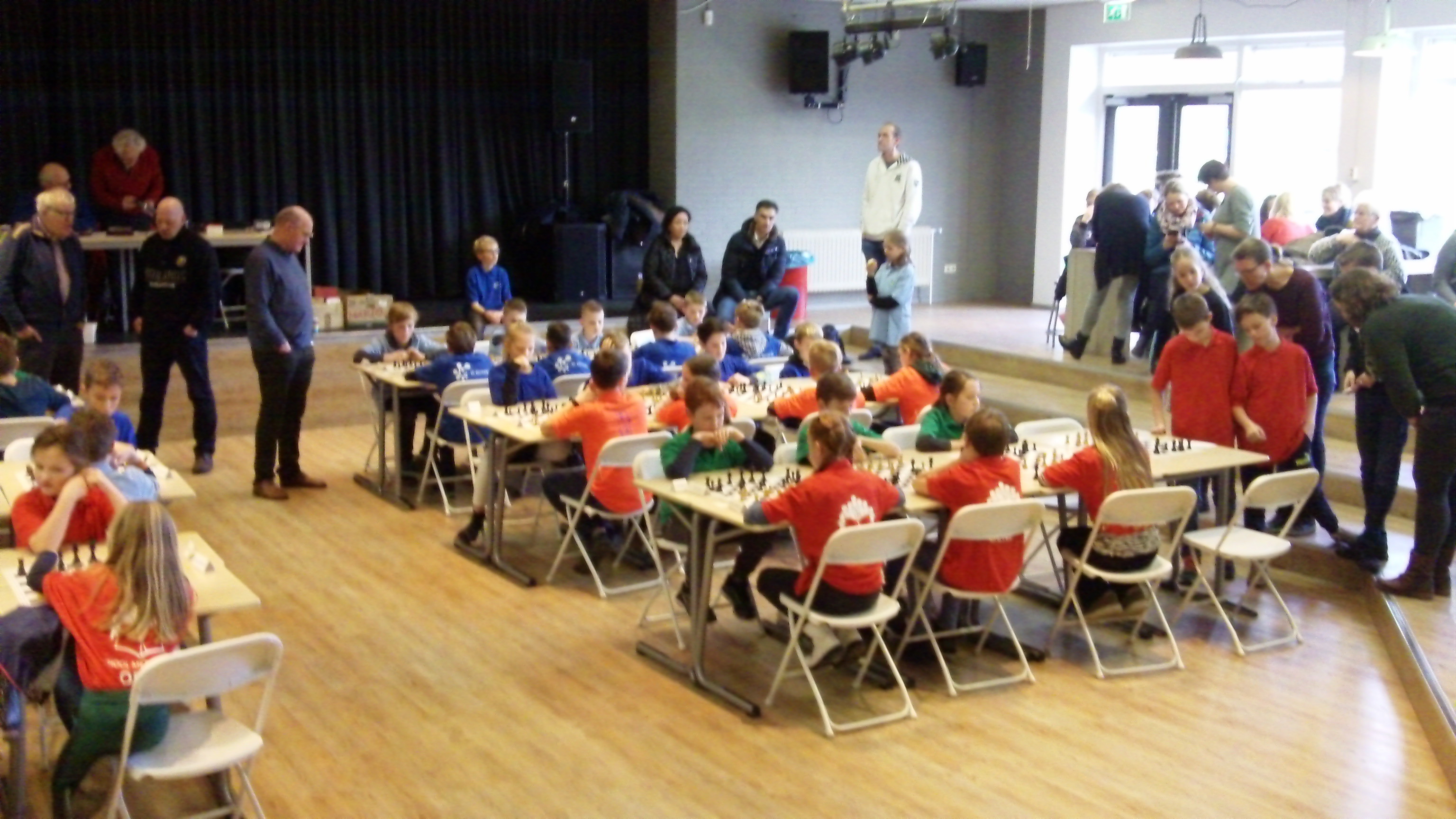 Veel nieuwe gezichten bij de voorronde van het schaaktoernooi voor basisscholen 2020. (foto's: Dries Elskamp)